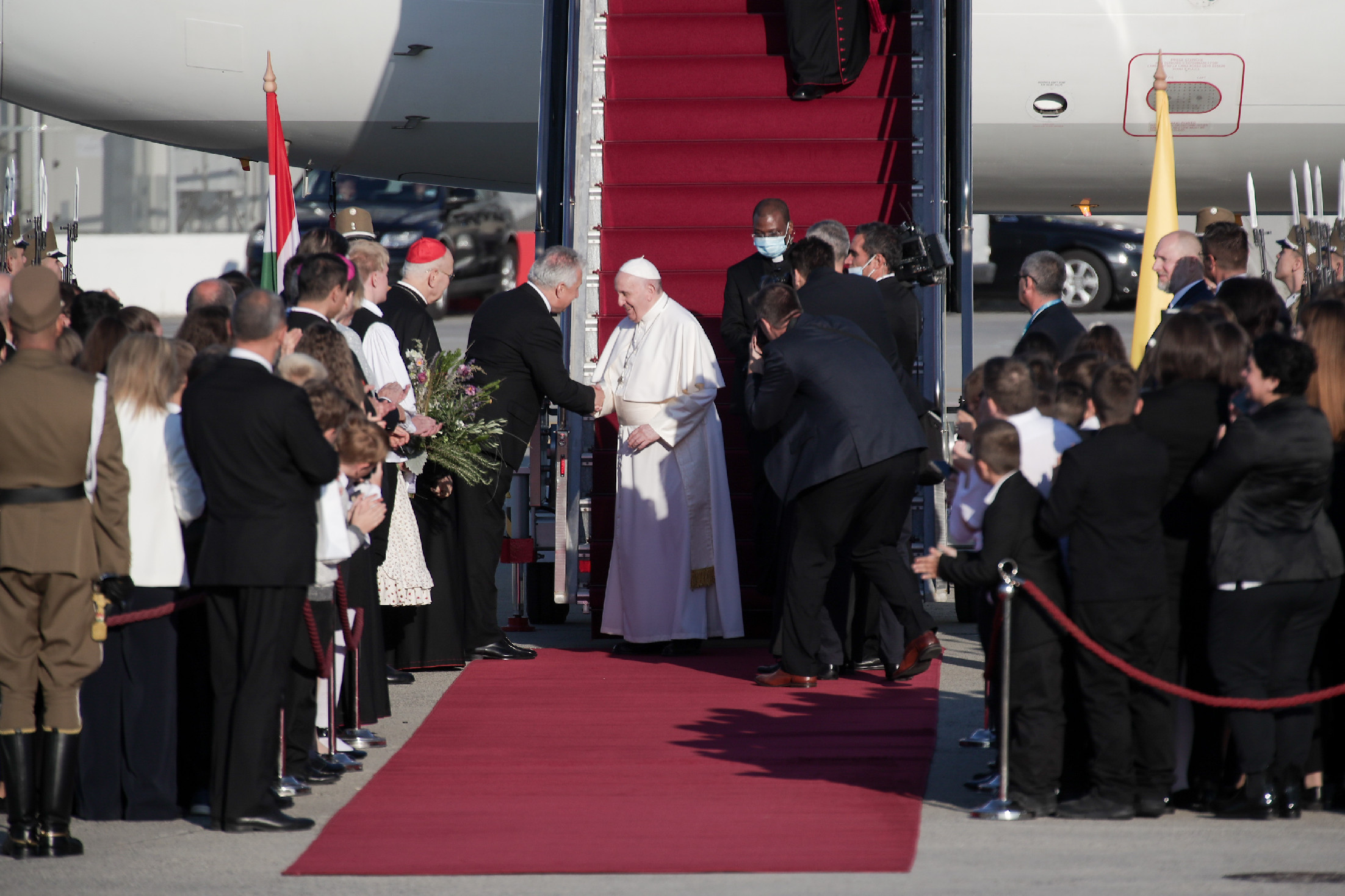 Fotók: Ferenc pápa megérkezett Budapestre