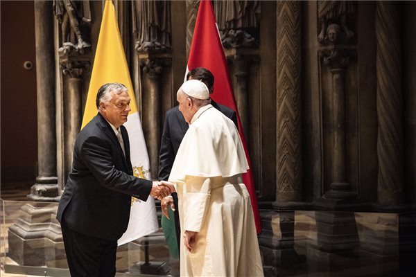 Orbán Viktor kéréssel fordult Ferenc pápához