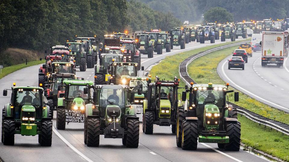 Gazdatüntetés: nem érdekli őket a rendőrség, több ezer traktor érkezhet Budapestre