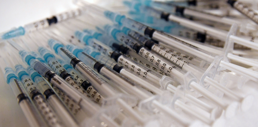 Több embernek is hat dózis vakcinát adtak be Magyarországon