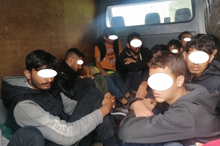 17 illegális migránst szállított egy teherautóban - ennyi év börtönt kaphat az embercsempész