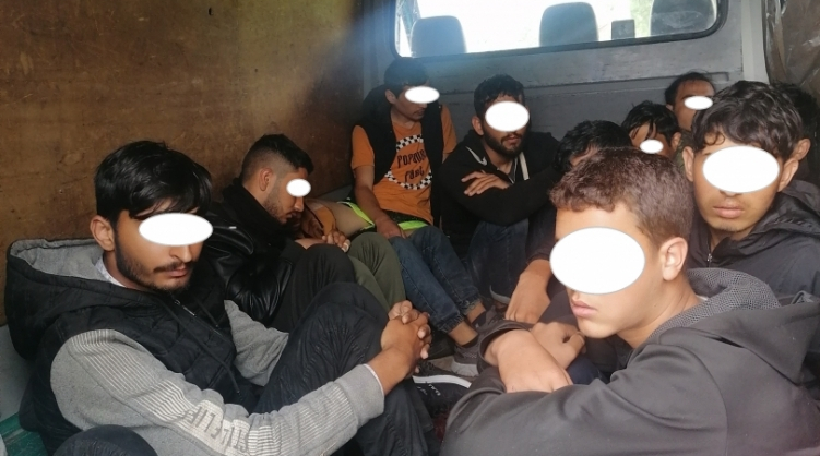 17 illegális migránst szállított egy teherautóban - ennyi év börtönt kaphat az embercsempész