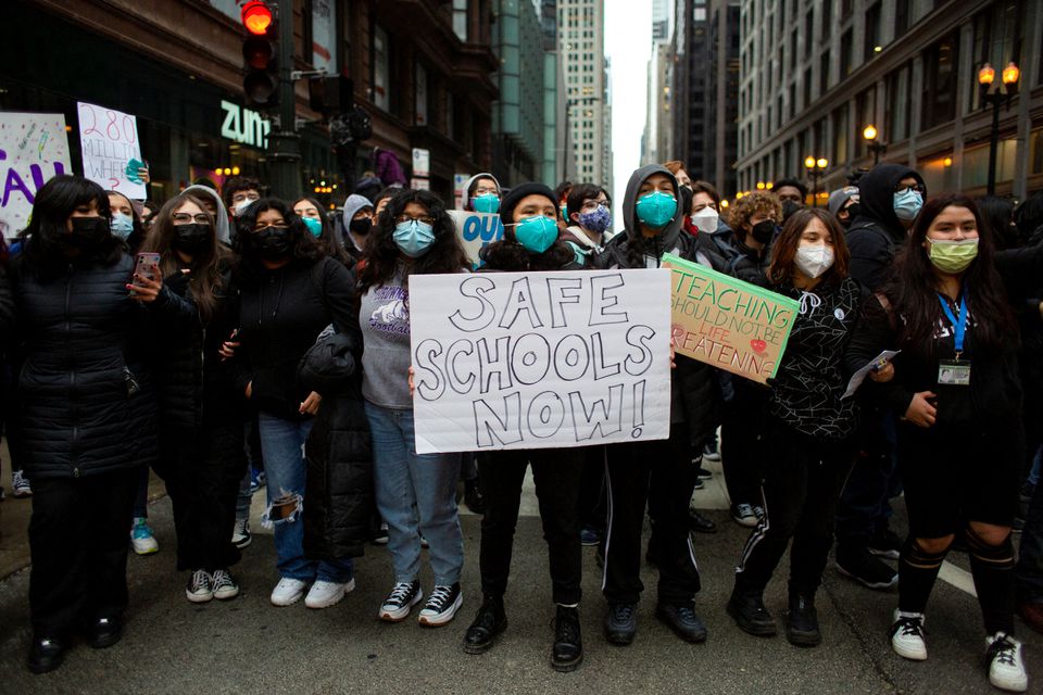 Jelenléti oktatás ellen tüntetnek a diákok 