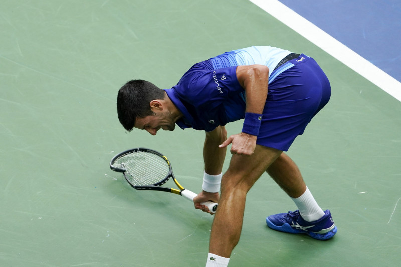 A szerb Novak Djokovic összetöri a teniszütőjét, miután elveszítette az orosz Danyiil Medvegyev elleni meccset az amerikai nemzetközi teniszbajnokság férfi egyesének döntőjében a New York-i Flushing Meadowsban 2021. szeptember 12-én. MTI/AP/Seth Wenig