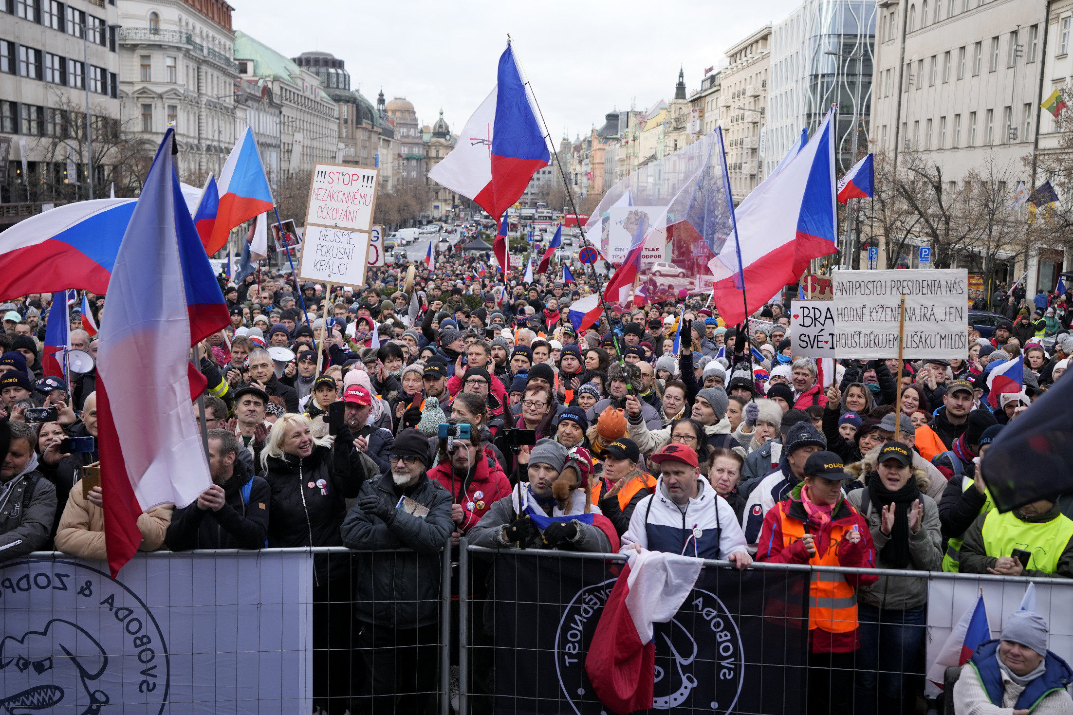 Több ezren tüntettek a kötelező oltás és maszkviselés ellen Prágában