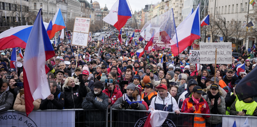 Több ezren tüntettek a kötelező oltás és maszkviselés ellen Prágában