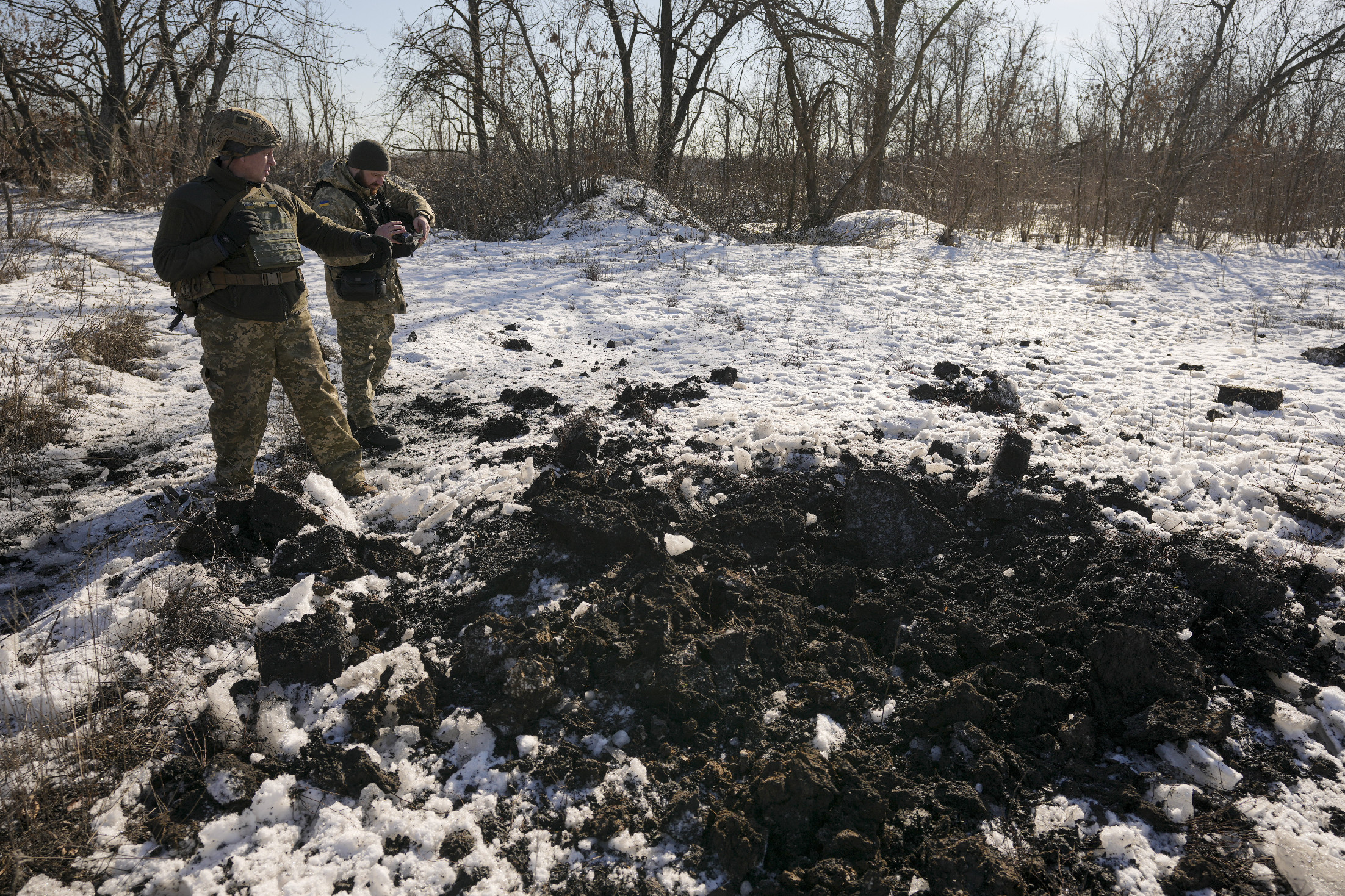Orosz-ukrán konfliktus: Provokációnak tartják a lövöldözést, az ukrán elnök épp a frontvonalra tart