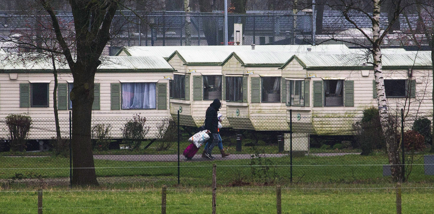 Embertelenül bánnak Hollandiában a menekült gyerekekkel és ezt a kormány sem tagadja