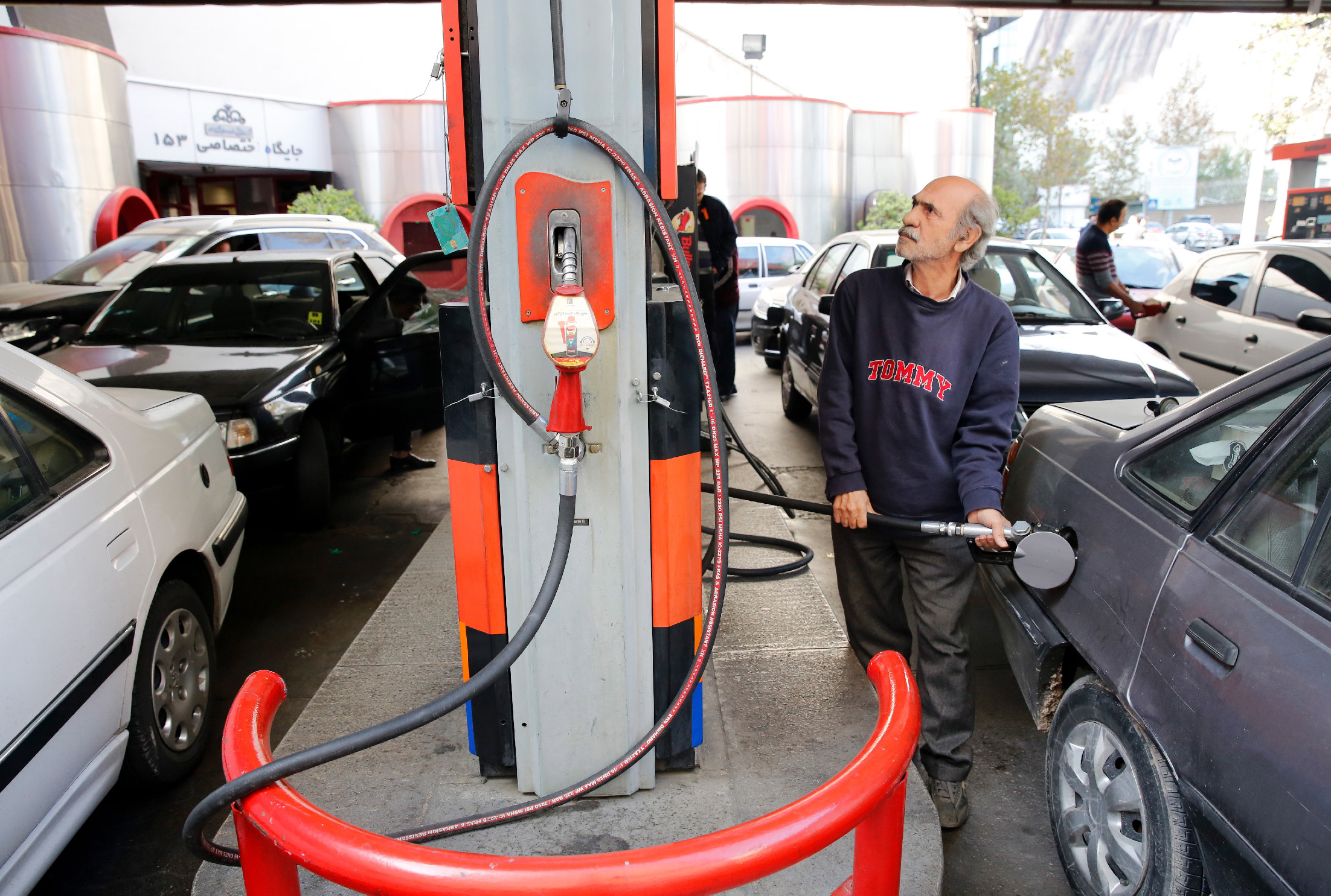 Meghekkelték az iráni benzinkutakat, hatalmas sorok alakultak ki