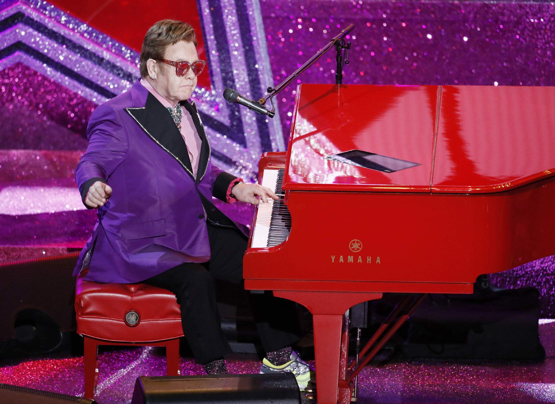 Elton John rekordot döntött, Dua Lipa keze is benne van