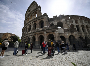 Brit turista kulccsal véste a Colosseum falába a barátnője nevét