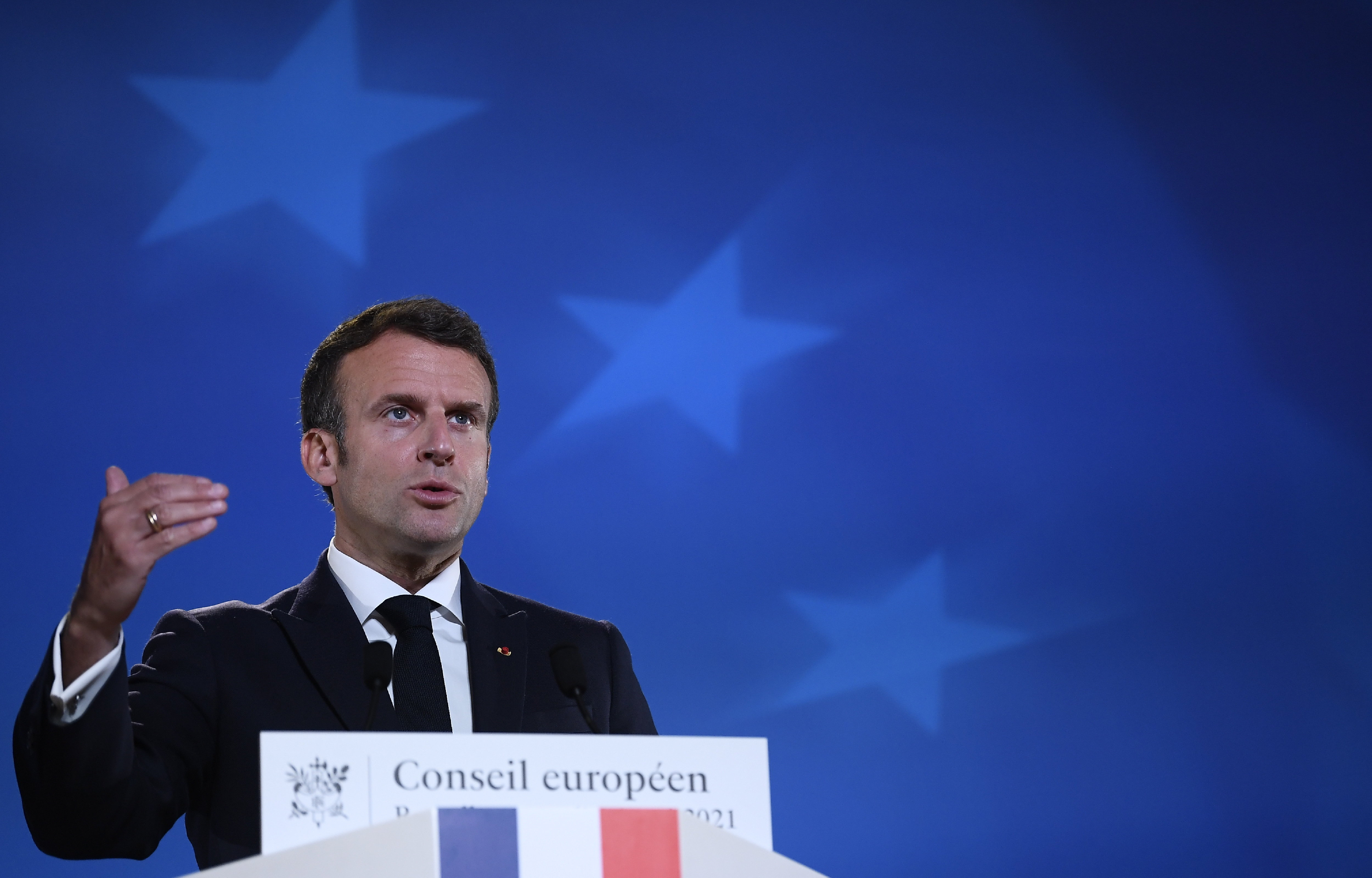 Lekevertek egy pofont Macron francia elnöknek