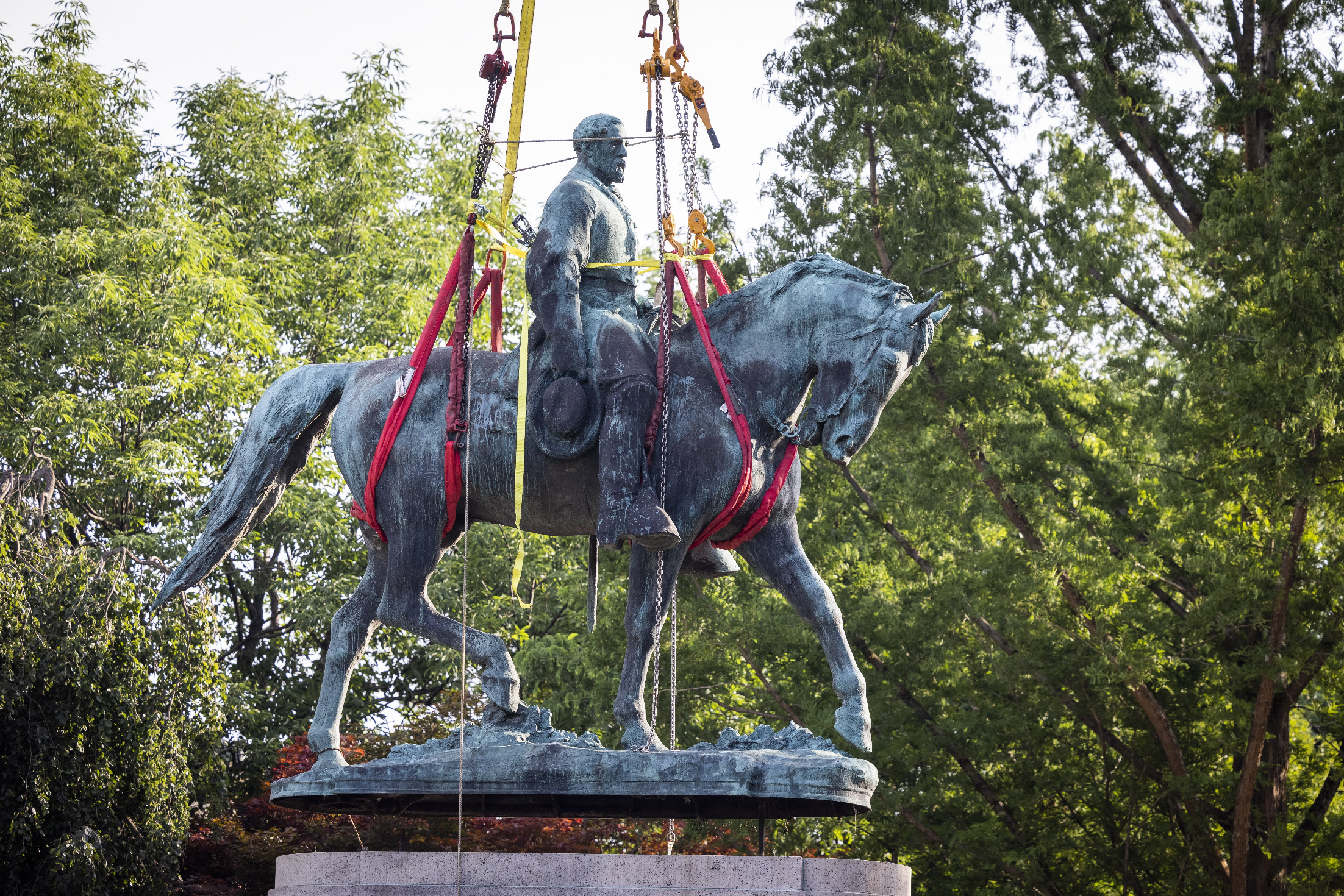 Szabadkőműves szimbólumokra leltek Lee tábornok elbontott szobrában