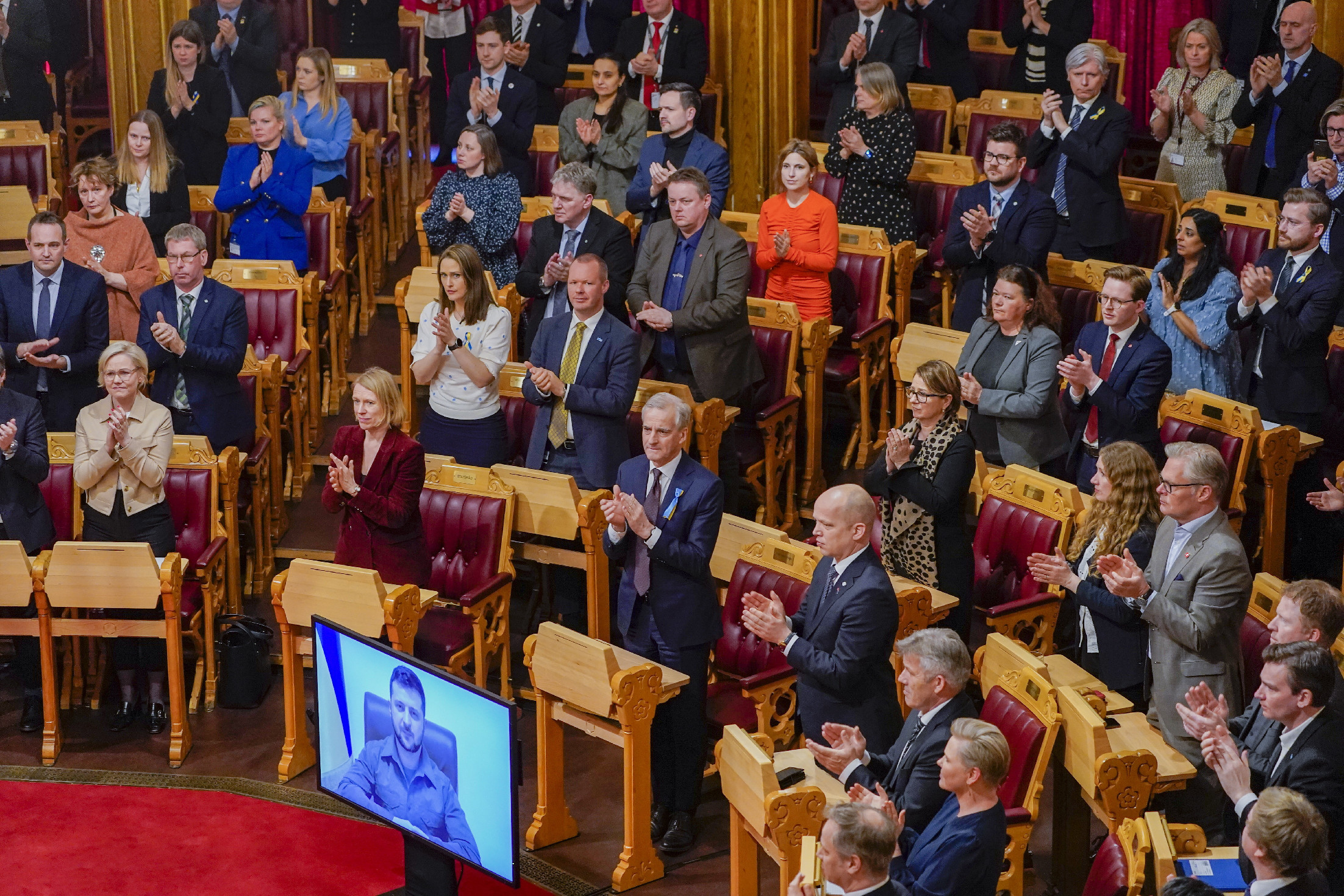 Állva tapsolták meg Zelenszkijt a norvég parlamentben
