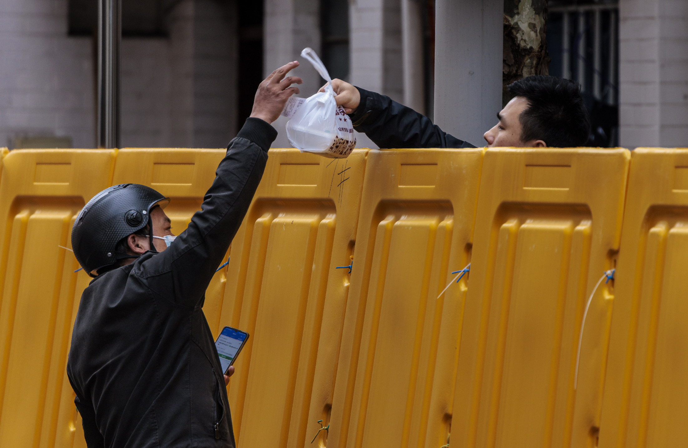Kerítéseket emelnek a karantén alá vett városrészek köré Sanghajban 