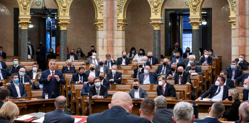 Parlament: a képviselők is 18 fokban dolgoznak