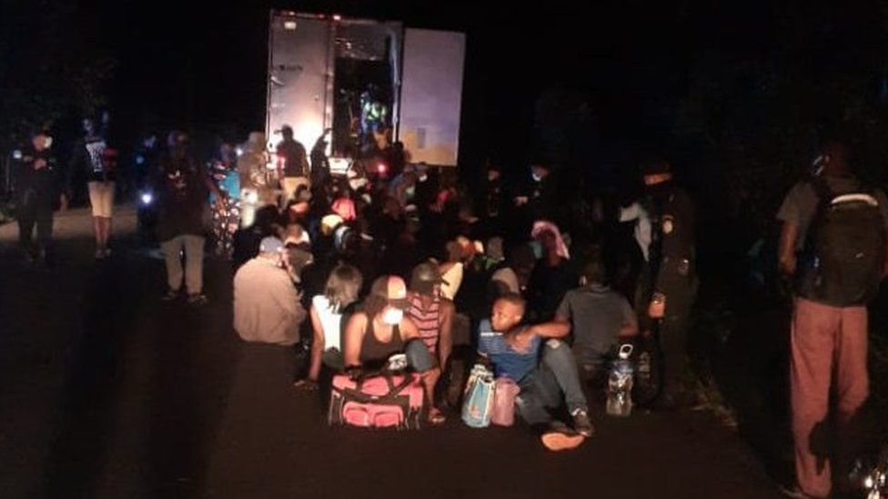 Sikolyok a konténerből – több mint száz bevándorlót mentettek ki