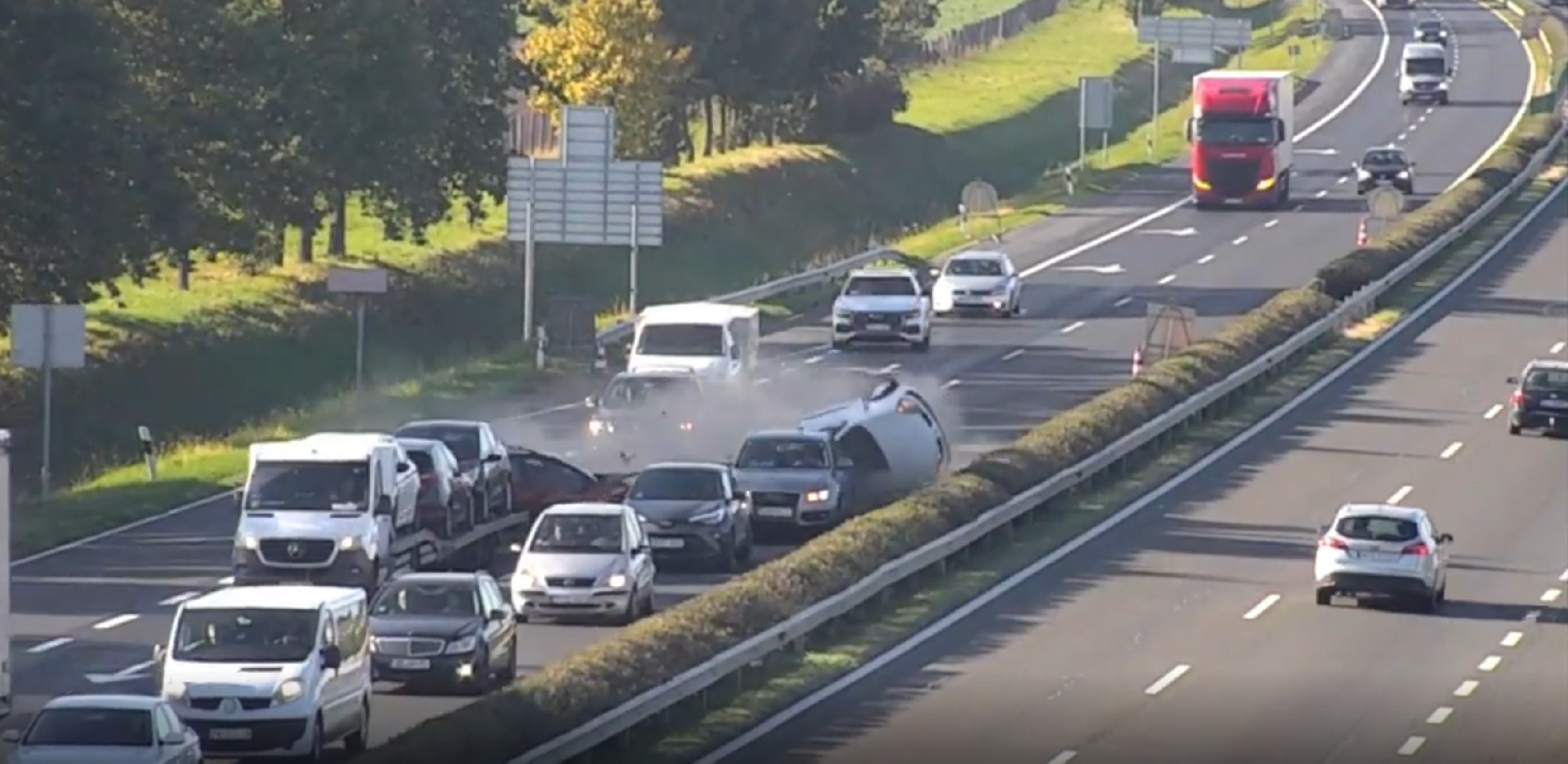 Videó: fékezés nélkül robbant bele az előtte haladó autókba az M1-es autópályán egy román sofőr
