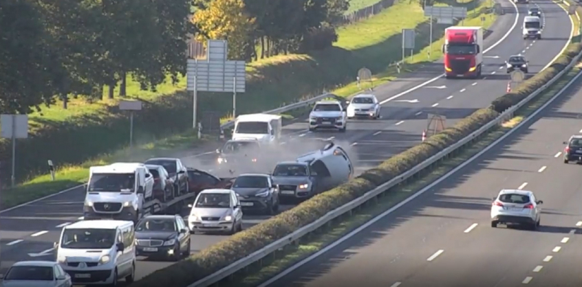 Videó: fékezés nélkül robbant bele az előtte haladó autókba az M1-es autópályán egy román sofőr