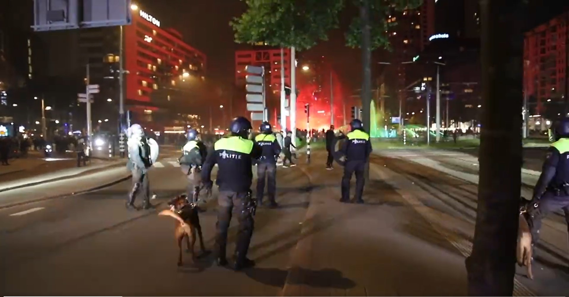 Videón, ahogy szétverik Rotterdamot a felbőszült Feyenoord-szurkolók