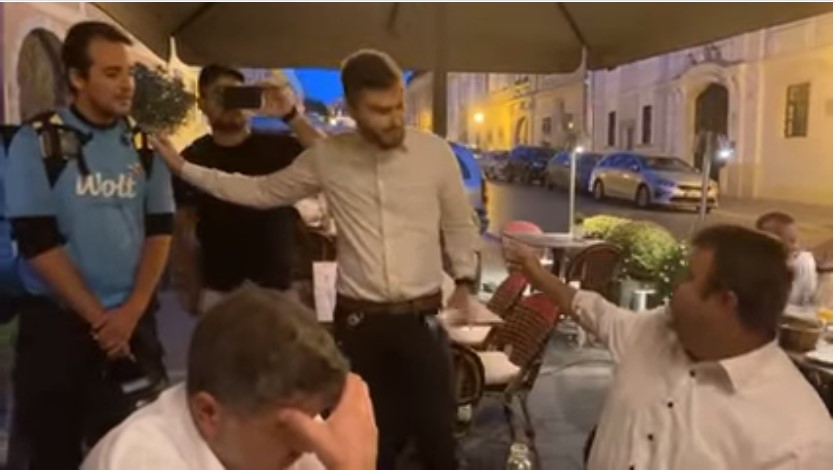 VIDEÓ – Kérdőre vonta a vacsorázó Palkovicsot egy ételfutár