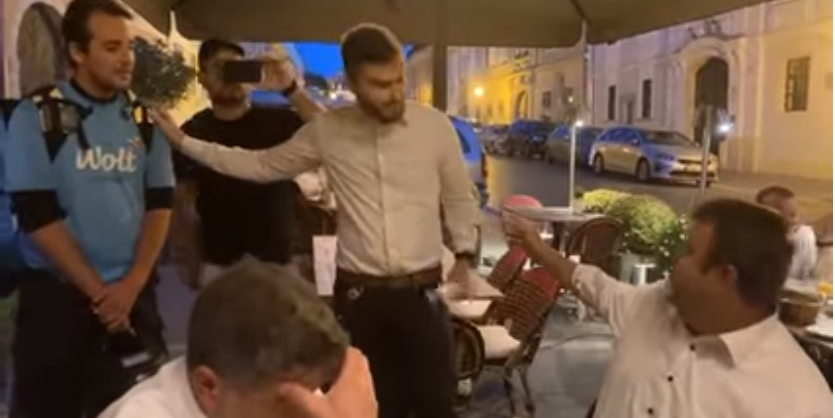 VIDEÓ – Kérdőre vonta a vacsorázó Palkovicsot egy ételfutár