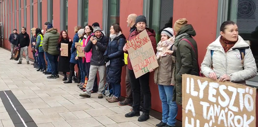 Tüntetők sorfala mellett, nagy rendőri készültség közepette érkezett Maruzsa Zoltán és Rétvári Bence a tanárokkal konzultálni