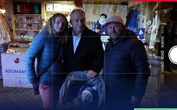 Orbán Viktor karácsonyi vásáron pózolt