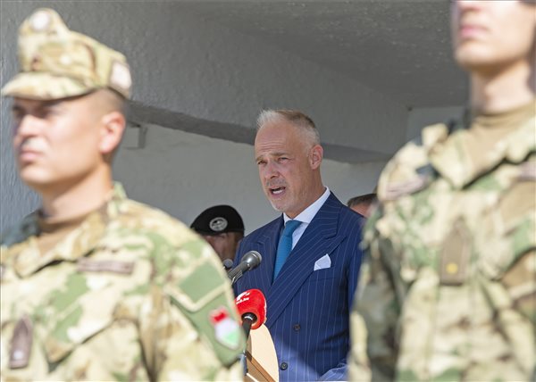 A magyar hadügyminiszter riadót fújt