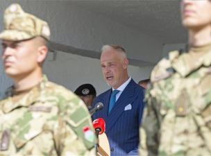 A magyar hadügyminiszter riadót fújt