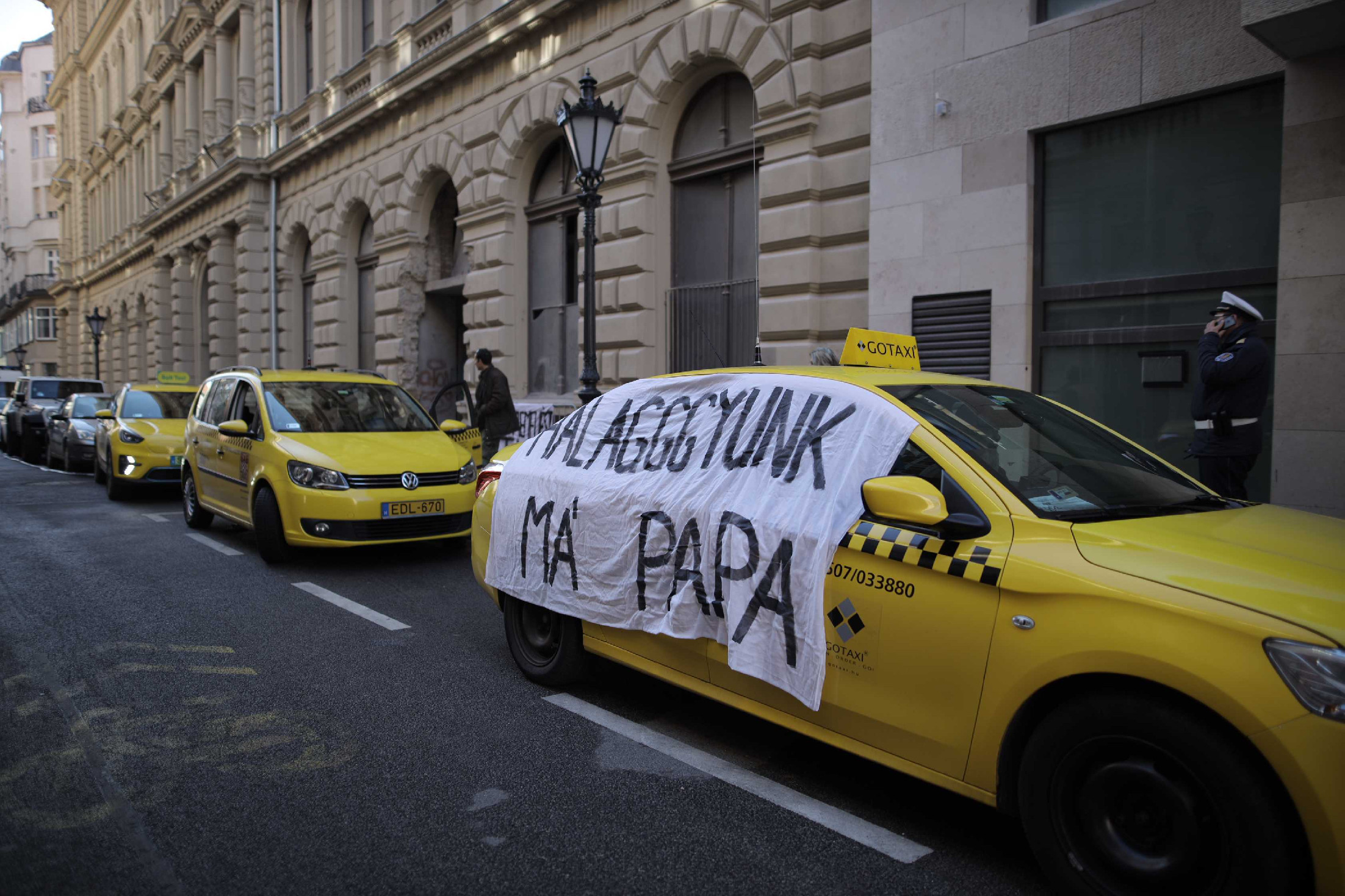 Luxuscikk lett a taxizás mától: itt vannak az árak