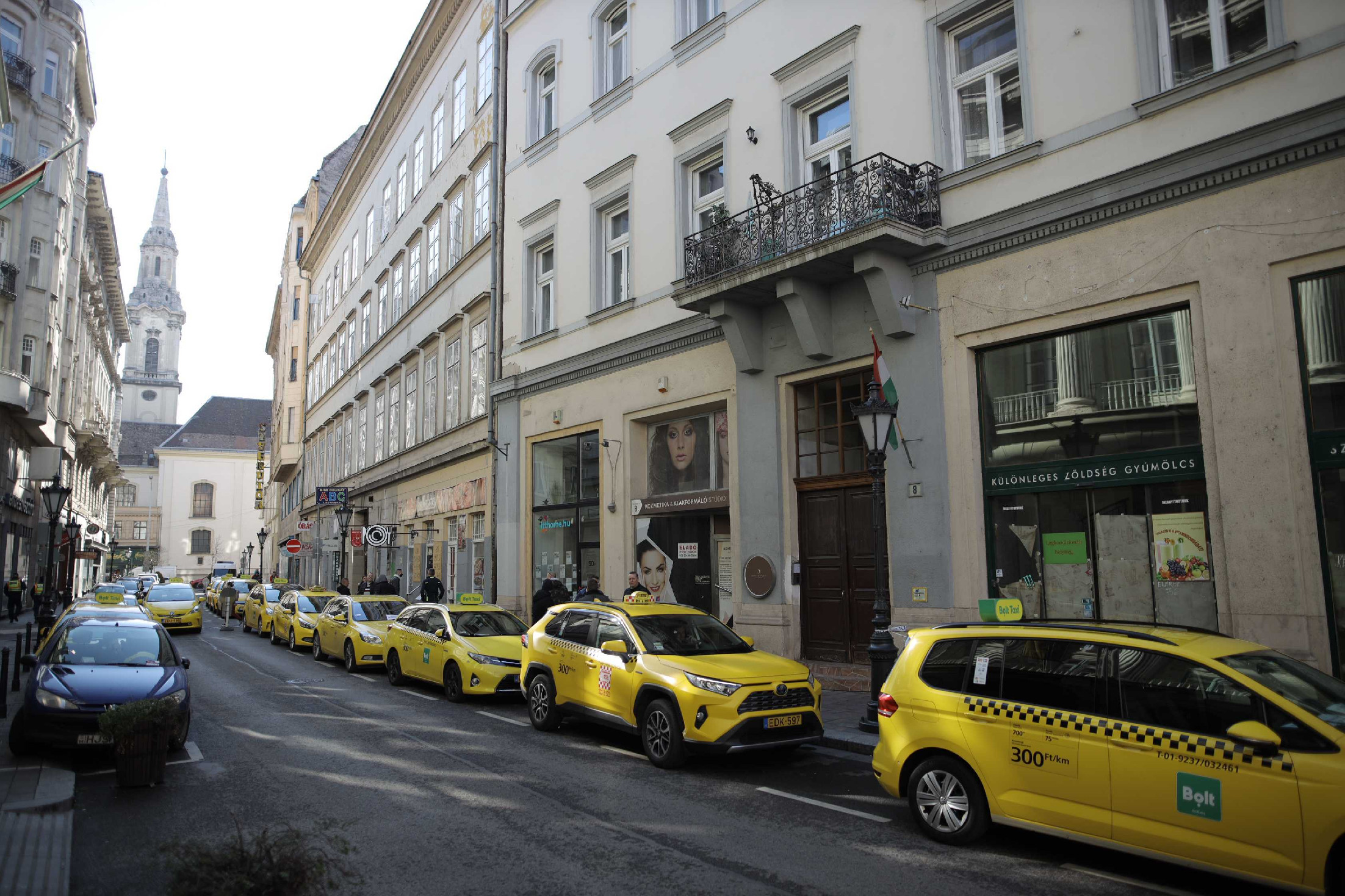 A benzinárstop eltörlése után emelési javaslattal állnak elő a taxisok