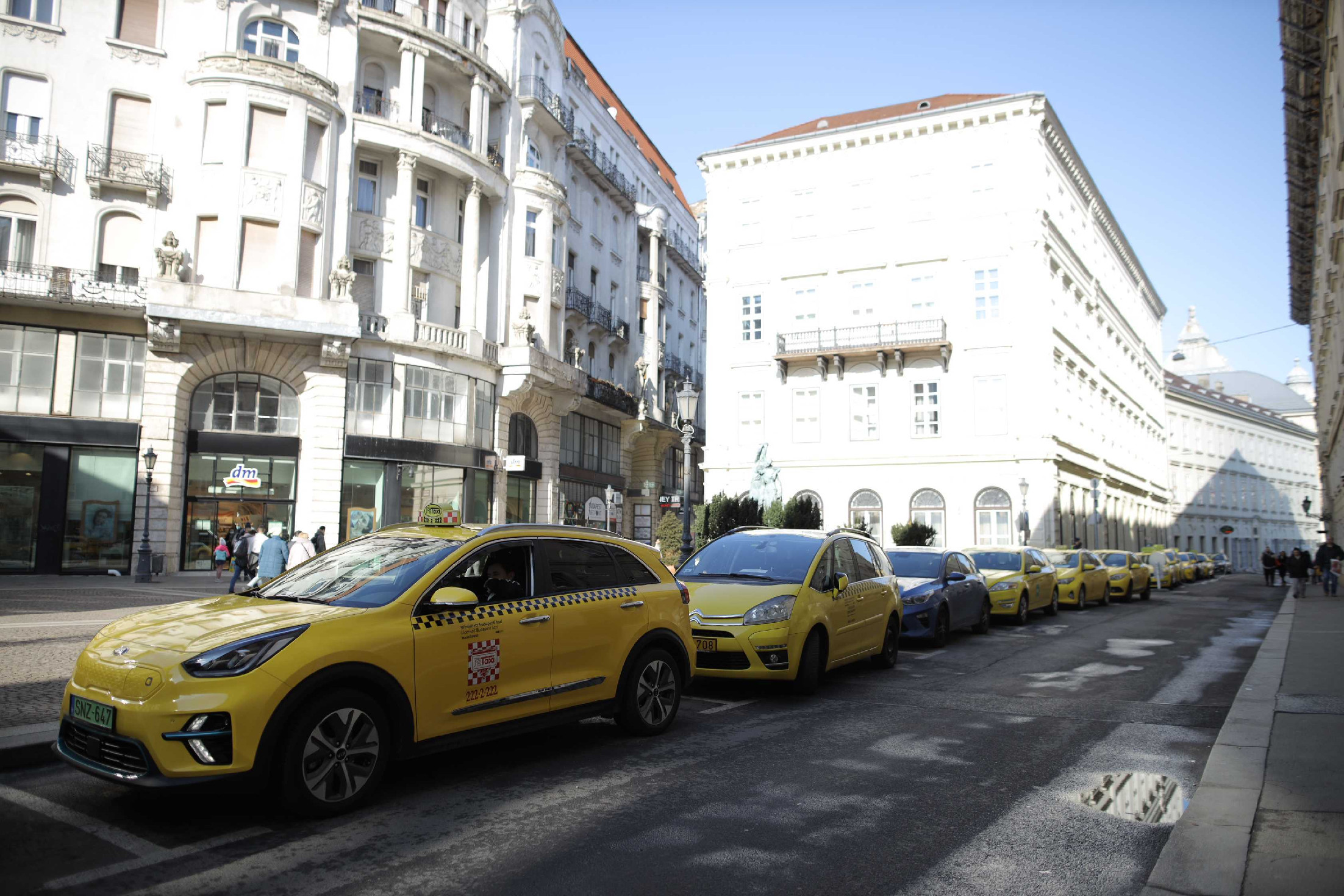 Taxisokat zaklatott egy bűnbanda Budapesten