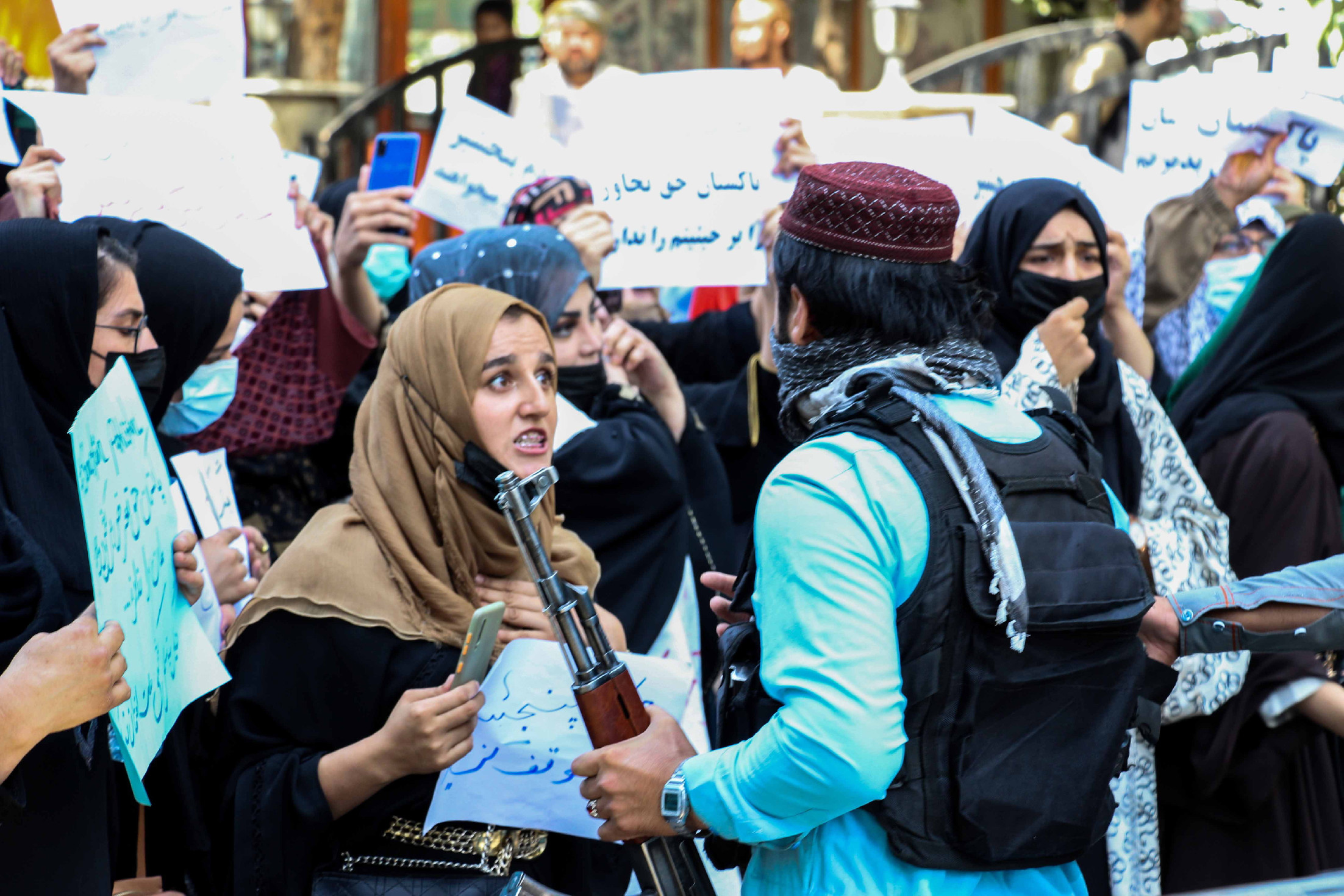Nem hagyják magukat az afgán nők: színes ruhákkal demonstrálnak