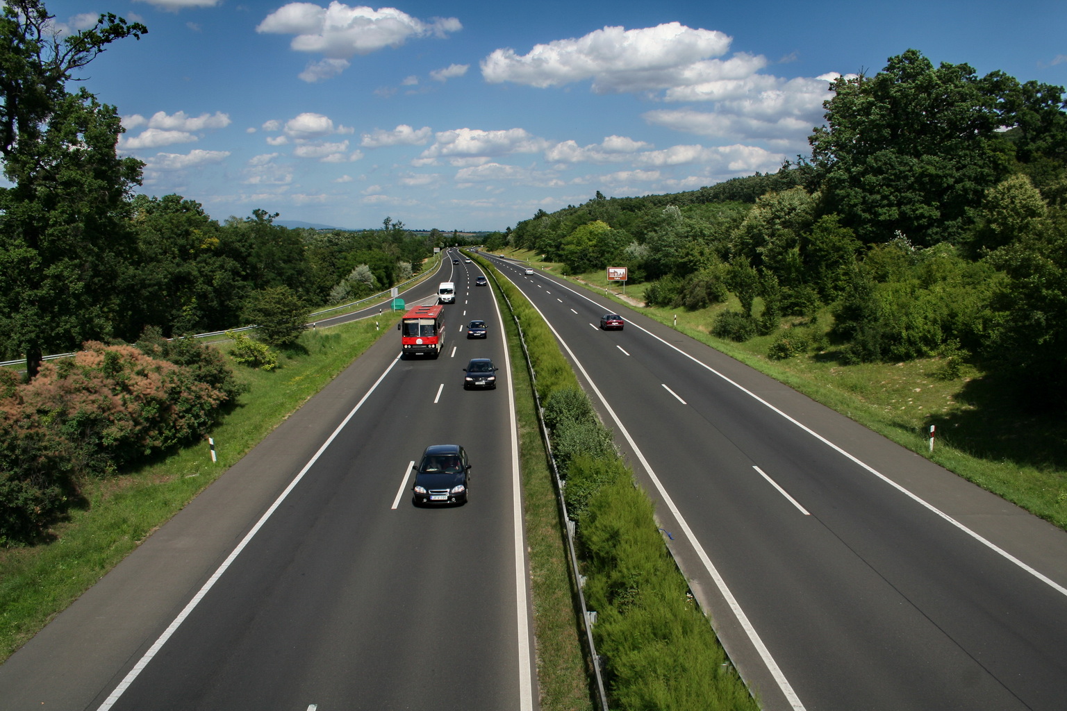 Sztrádára befutó gyalogos okozott balesetet az M5-ösön – torlódás!