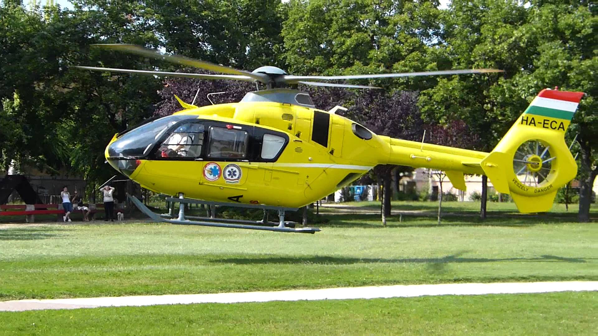 Klíma rázott meg egy kisfiút Kisbéren, mentőhelikopter vitte kórházba