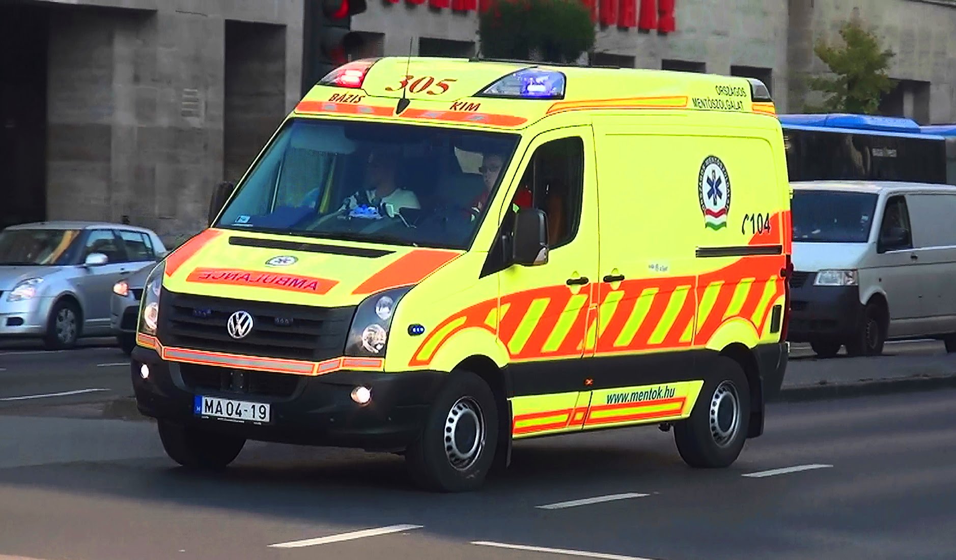 Gyanúsított lett annak a mentőautónak a sofőrje, amelynek nekiütközött egy motoros