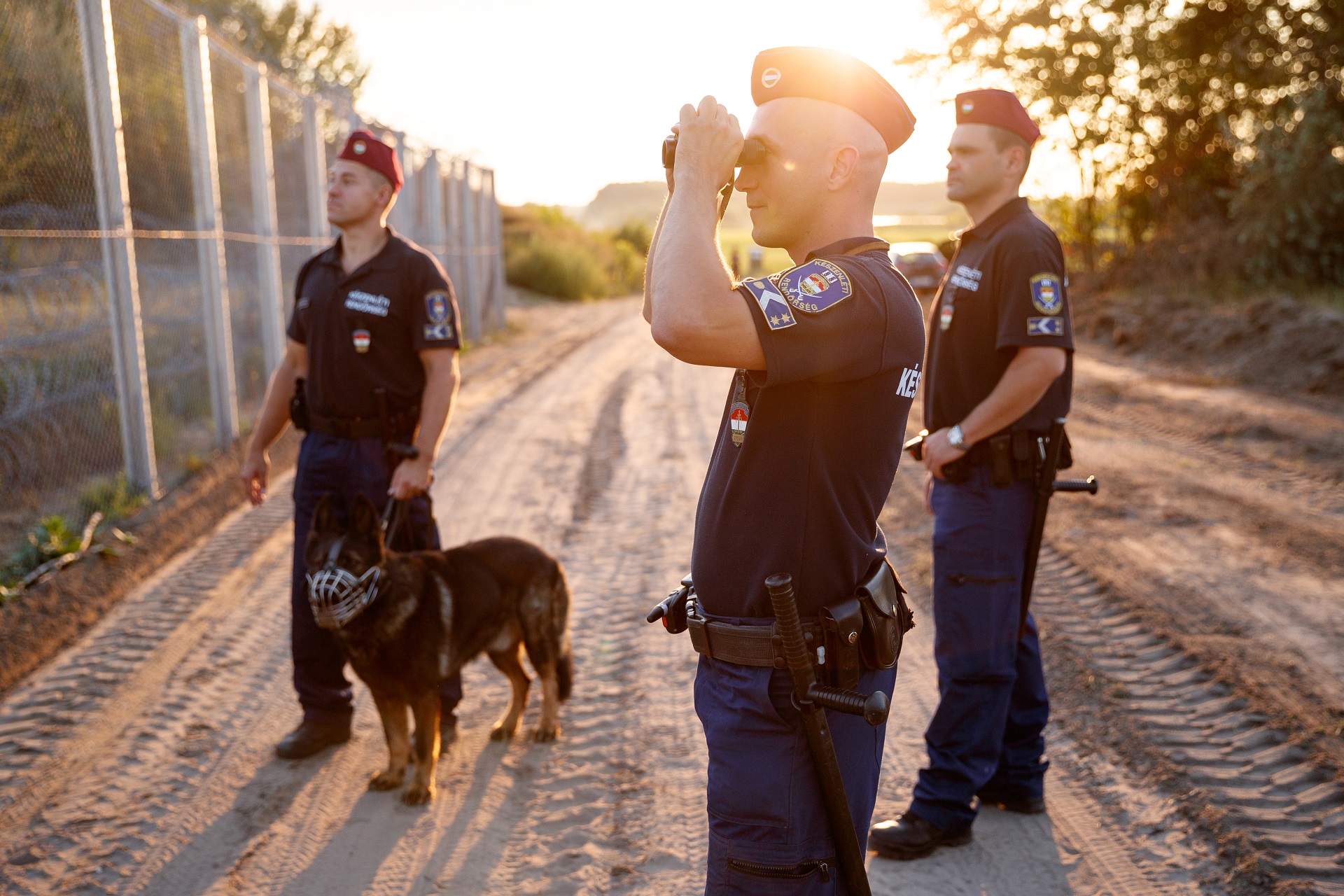 Csúzlival és fémgolyókkal lövik a határvadászokat az illegális bevándorlók