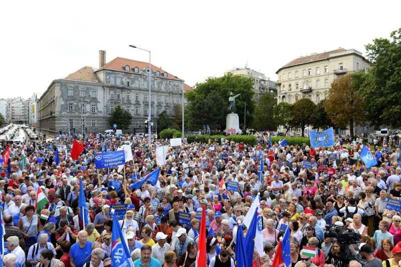 Az MSZP, DK és Párbeszéd tüntetése Budapesten