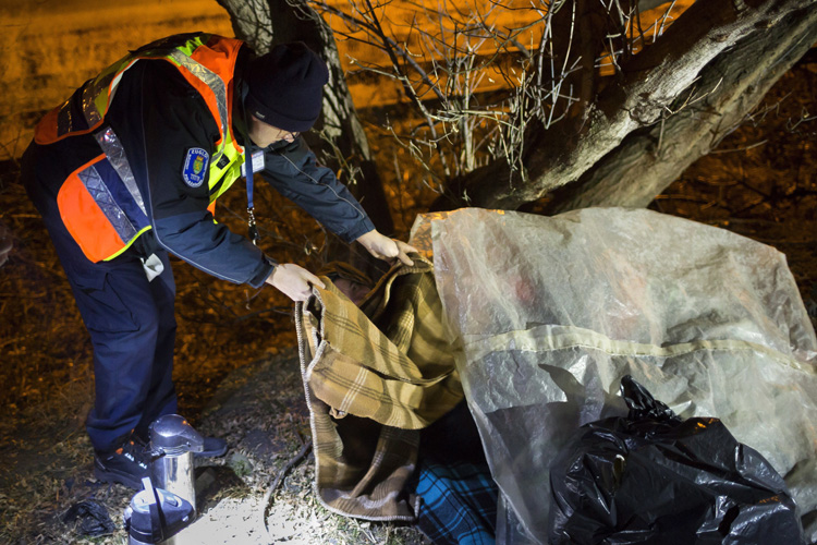 Téli éjszakán öntött egy vödör vizet az alvó hajléktalanra, aki megfagyott  