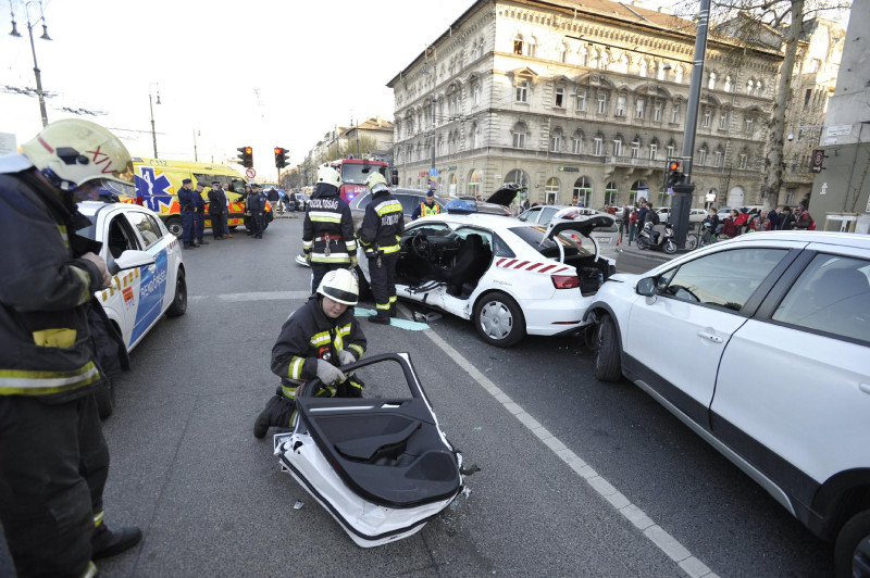 Két autó és egy rendőrautó ütközött Erzsébetvárosban