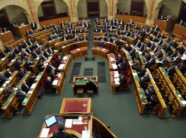 Elfogadták a Fidesz „békepárti” határozati javaslatát a parlamentben