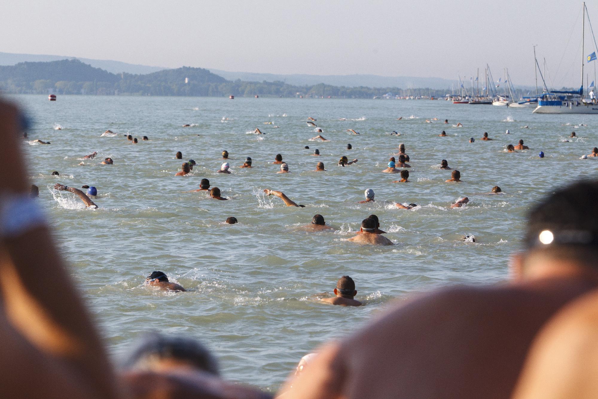 Vasárnap megtartják a Balaton-átúszást