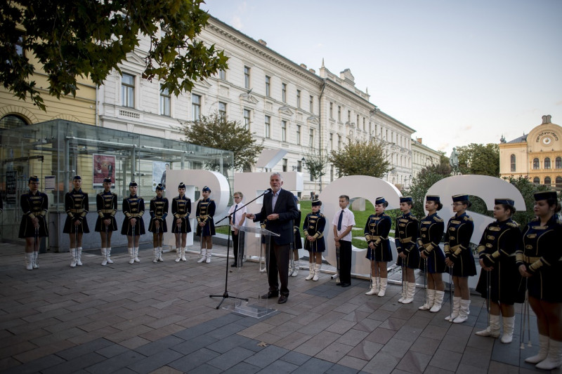 Pécs feliratot avattak a város Kossuth terén 