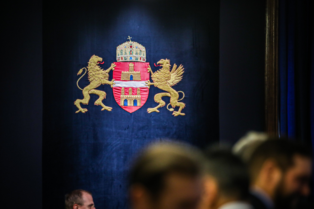 Egy megvágott hanganyaggal kívánják bizonyítani, hogy a főváros eladná a Városházát