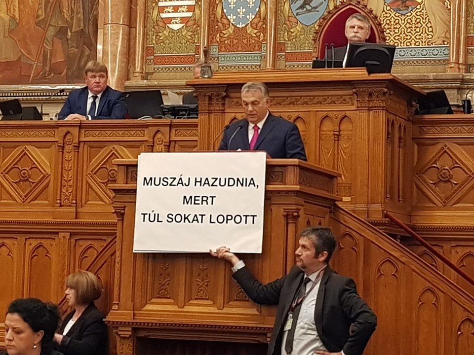 Kövér házelnök komoly bírsággal fegyelmezte Hadházy Ákost, mert nem volt ott két szavazáson