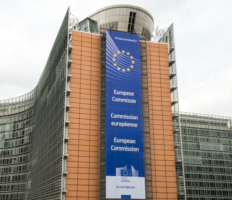 Affiche de la commission europĂŠenne sur le bĂ˘timent Berlaymont