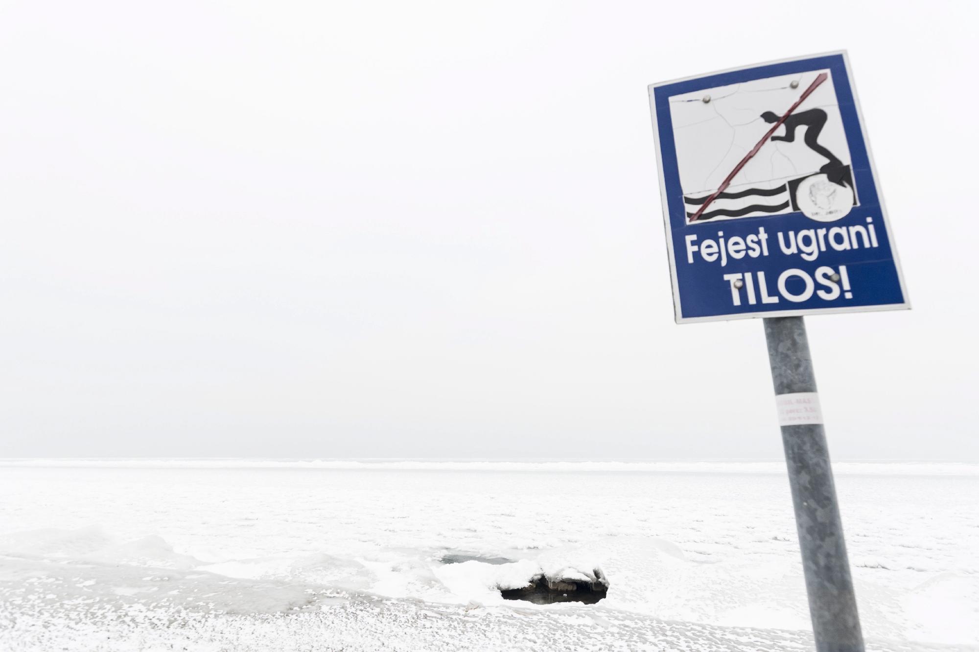 Életveszélyes a Balaton jegére lépni