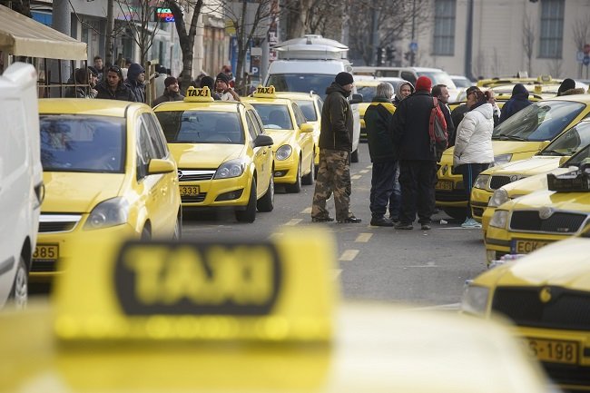 A növekvő üzemanyagárak csapták ki a biztosítékot a fővárosi taxisoknál 