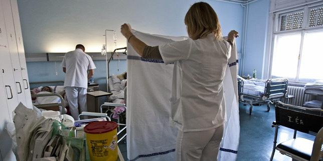 A rezidensek átirányításával segíti a kormány a kórházi betegek ellátását